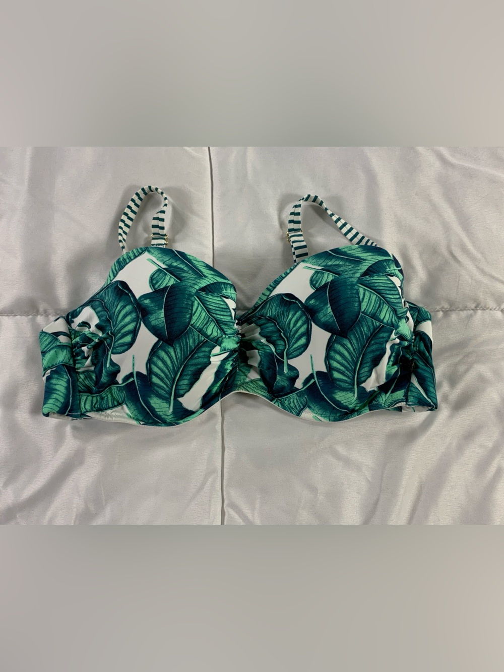 Pre loved LA VIE EN ROSE bikini top womens size L (D)